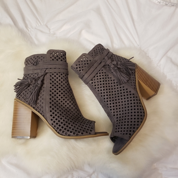 london rag Shoes - New London rag size 10 open toe tassel booties